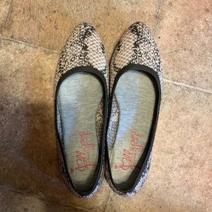 Like new Jellypop (like a generic Rothy’s) comfy and only worn 2-3 times.